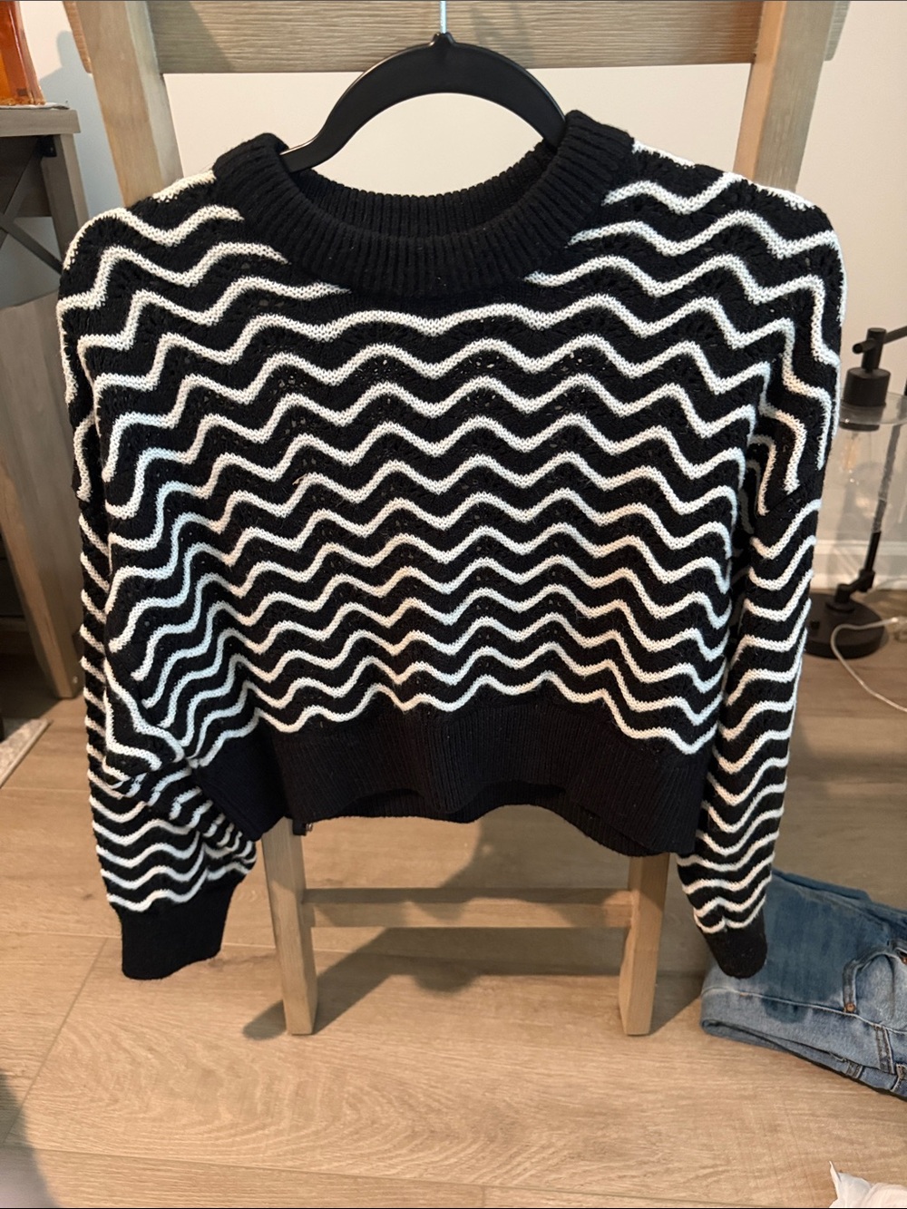 Black & White Wave Knit Crewneck Cropped Sweater - Women